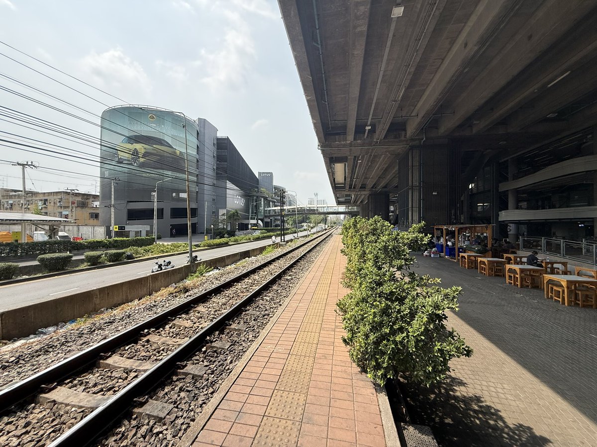 Pls RT 🚨🚨

สองแถวฟรี แอร์ลิงก์-ราชมัง จอดอยู่ด้านหลังข้างทางรถไฟนะคะ ขึ้นฟรีค่า 

มองหาป้าย #NCTJNJM แล้วขึ้นได้เลยค่ะ 

#SMTOWNLIVE2025_26_BANGKOK