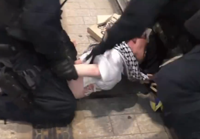 DavidRobie's tweet image. Stuart Rees on #Sydney police brutality: "Cowardice may be disguised by violence but is demeaning. Courage is a way to speak truths. Courageous action can be mentally and physically life enhancing. Try it." #CafePacific #GazaGenocide #HerzogVisit #protests
davidrobie.nz/2026/02/stuart…