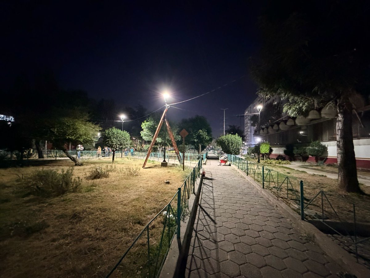 Durante esta tarde y noche realizamos un recorrido para informar a las vecinas y vecinos sobre los avances de alumbrado público y obras de rehabilitación en pasillos y andadores. En compañía del secretario de la <a href="/SAPCI_CDMX/">Secretaría de Atención y Participación Ciudadana</a>, <a href="/tomaspliegoc/">Tomás Pliego</a>, la coordinadora general de RUTA