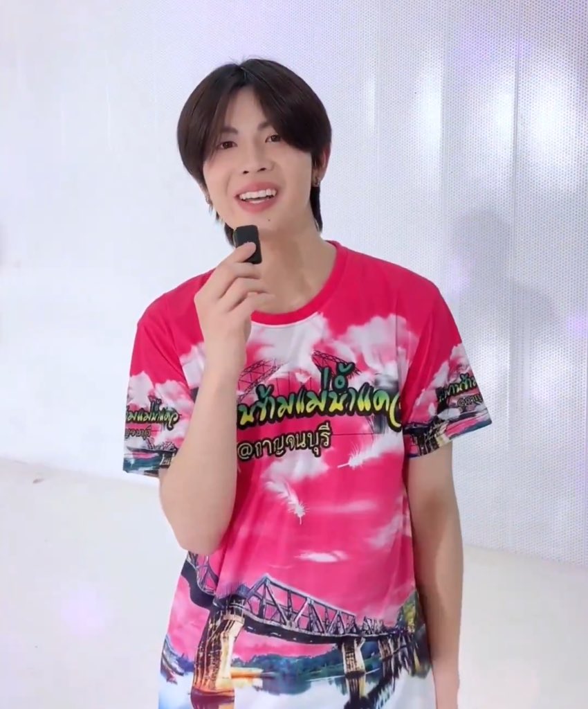 ใจเด็ดว่ะ ขนาดเสื้อยังติดลายน้ำกาญจนบุรี 
5226266262626262552526ุๅึุ152525252552