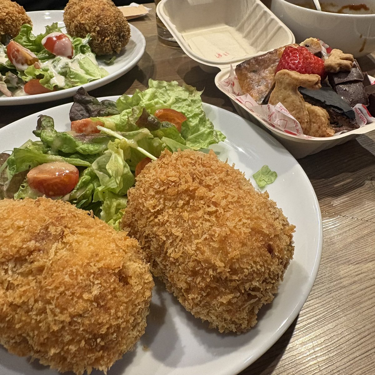 ハート型にしたかったけど
柔らかかったから俵型のコロッケ

アルバイトの子がバレンタインお届け
してくれたので
バレンタイン感でて(　-`ω-)b