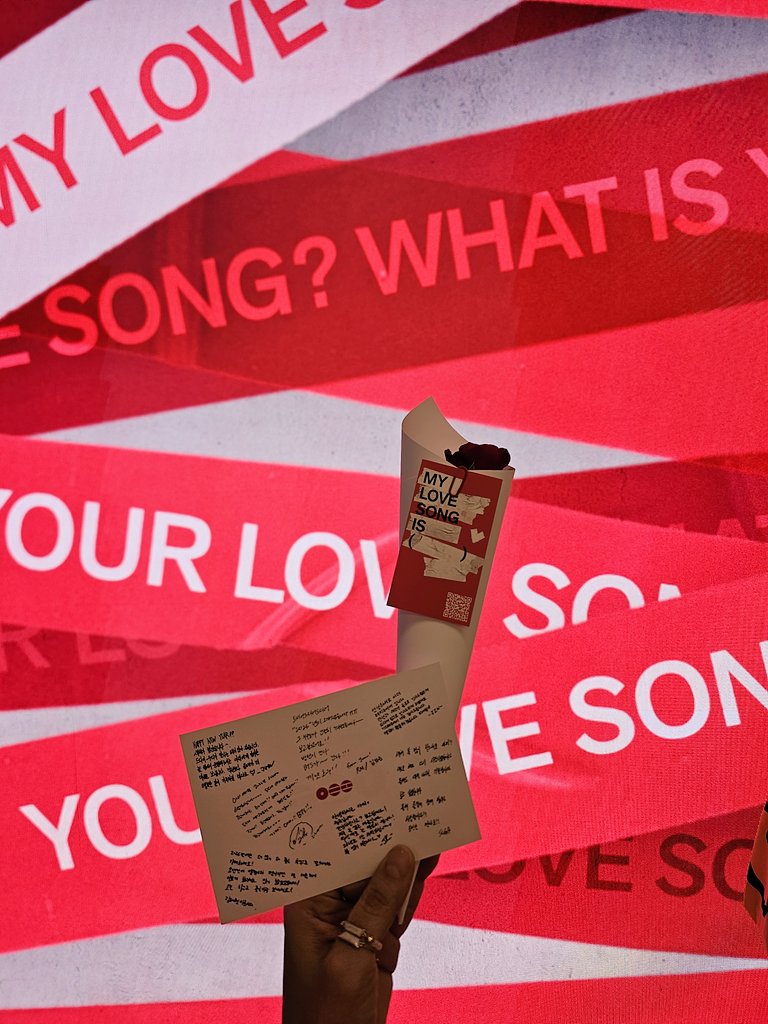 파주에서 편도 2시간 🚇🚌
머문시간 2분 컷🫠
그치만 방탄 반지에 탄이들 편지까지들고 인증샷 완!

#Roses_from_BTS #ValentinesDay 🇰🇷🌹#BTS #아포방포 #whatisyourlovesong