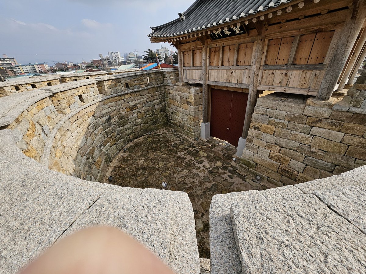 이번에 복원완료된 북문... 허 지린다 앞에는 하천이 있고 다리 건너면 이 문을 통과해야 읍성에 진입 가능 ...