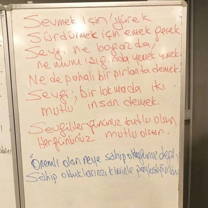 Şenol Güneş'in Sevgililer Günü için soyunma odası tahtasındaki yazısı:

"Sevmek için yürek, sürdürmek için emek gerek.
Sevgi ne boğazda, ne mum ışığında yemek yemek.
Ne de pahalı bir pırlanta demek.
Sevgi, bir lokmada iki mutlu insan demek.

Sevgililer gününüz kutlu olsun, her