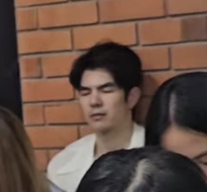 ณ งานทำบุญ จะมีคนอยู่ 2 ประเภท :

นั่งสมาธิจริงจัง                                      หลับ