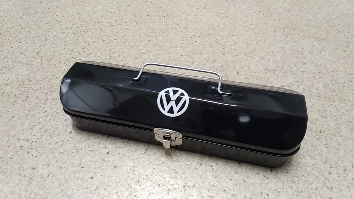 senkoutei's tweet photo. 大変ステキなチョコレートをいただきました。ＶＷのロゴ入り工事箱のパッケージにミニカー付きで、メダルチョコにはヴォルクスブルグ市の紋章！　ありがとうございます。
#バレンタインデー https://t.co/I3tQMKpzZU
