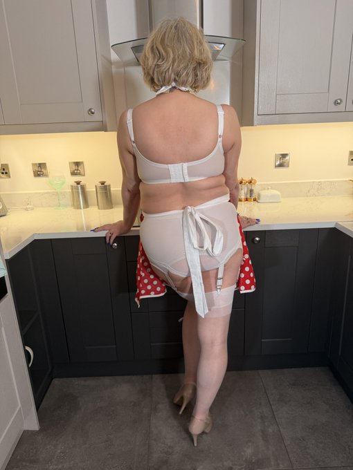 CourtesanAnnabel 🔞 - 3 pic. For everyone who entered the recent caption competition Here’s a few pics, and a cheeky clip of me & Doxy ….. to see me squirt join https://t.co/rrkUbEVa01 It’s definitely worth coming for …. https://t.co/DeKF5u8S8i