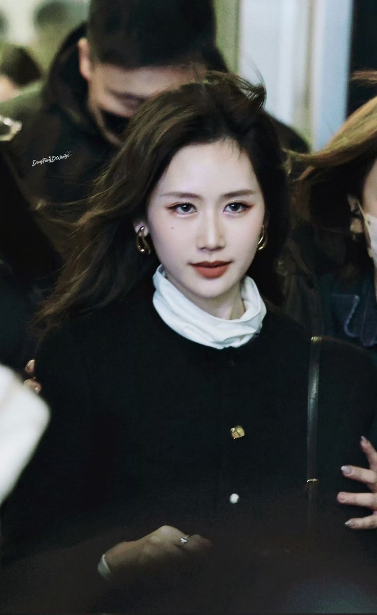 Spring9Winter's tweet photo. This is the face who will soon dominate the WORLD by her outstanding FILMS. 

One of the Phantom team even said: I sincerely hope to see her in more Taiwanese films in the future. I believe that once 𝘗𝘩𝘢𝘯𝘵𝘰𝘮 is out, audiences in Taiwan will fall in love with her as well. https://t.co/8hok7h6GhE