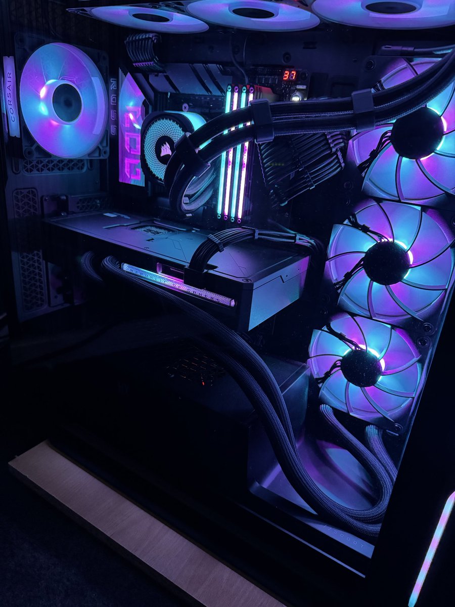 cyco_tk's tweet photo. Never posted this since I upgraded.

AMD Ryzen 7 9800X3D
Asus ROG Crosshair X870E Hero
Asus RTX5090 Astral LC
Corsair Dominator Titanium 64gb 6000mt/s CL30
Corsair iCue Link Titan RX 360mm
Corsair HX1500i (2025)
Corsair iCue Link 5000T https://t.co/gkLxdd62S7