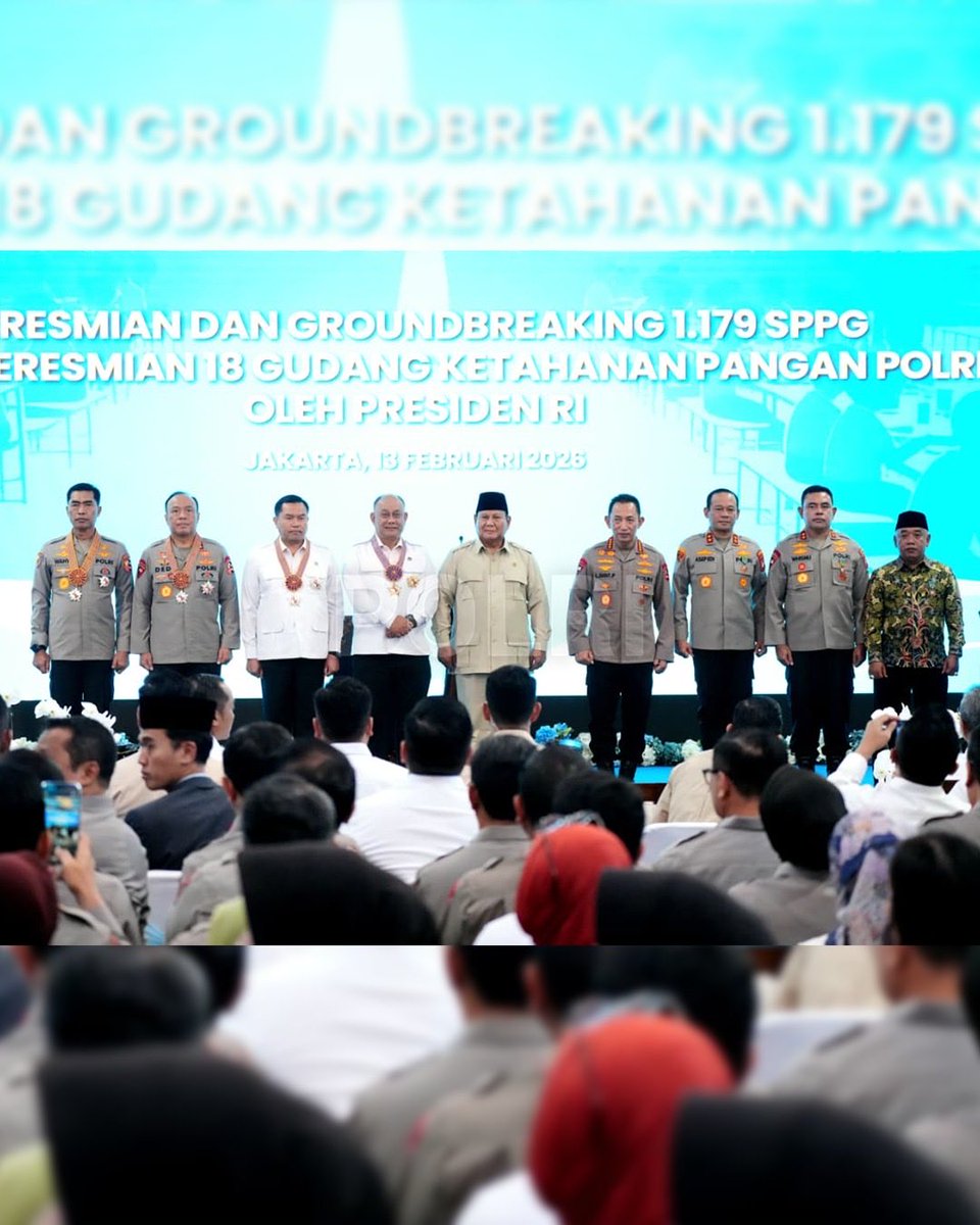 Presiden RI Jenderal TNI (Purn.) H. Prabowo Subianto, menganugerahkan tanda kehormatan negara kepada para penggerak Program Makan Bergizi Gratis (MBG) dan penguat rantai pasok Satuan Pelayanan Pemenuhan Gizi (SPPG) Polri,
#WujudkanProgramUnggulan