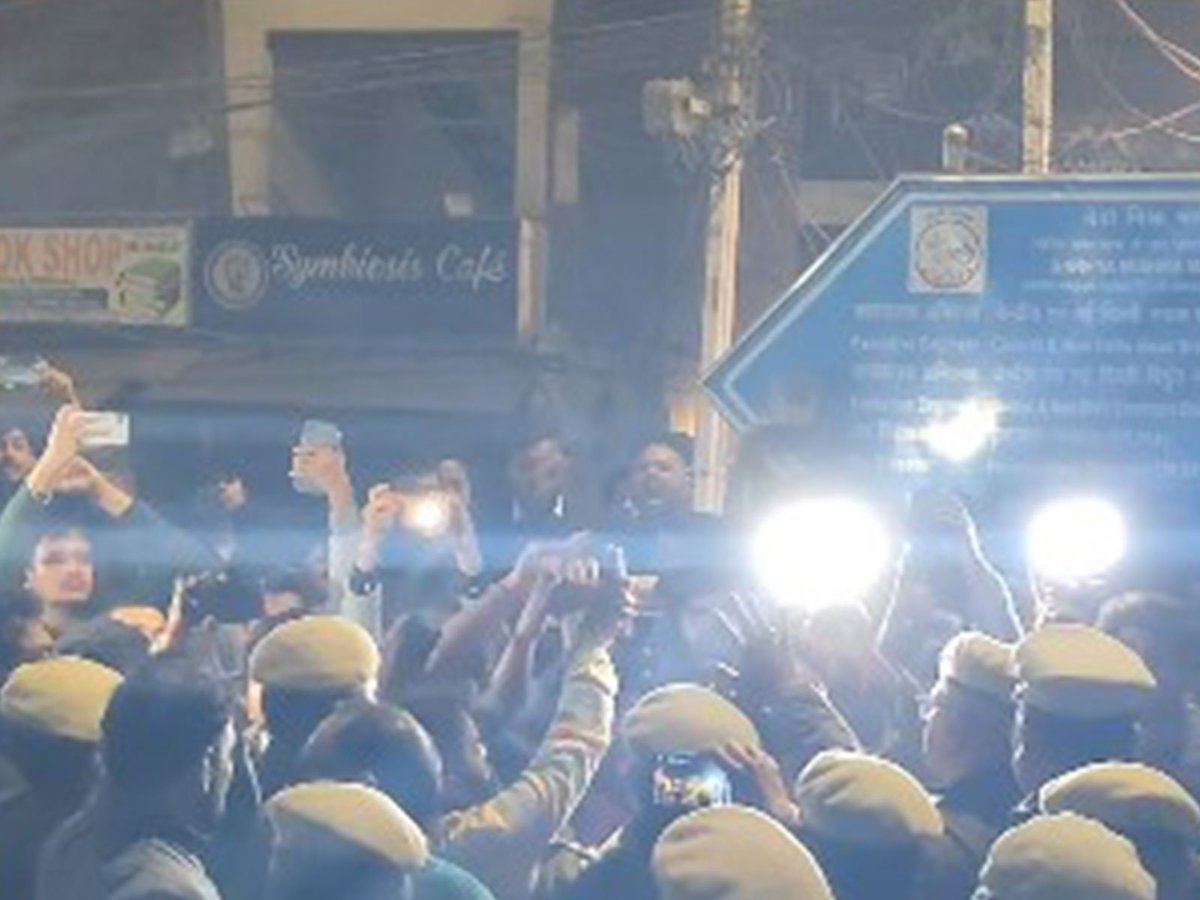 Indsamachar's tweet image. Chaos and alleged violence reported at Delhi University as Left wing students clash with ABVP activists during protest rally
#Violence #DelhiUniversity #LeftWing #ABVP #Protest