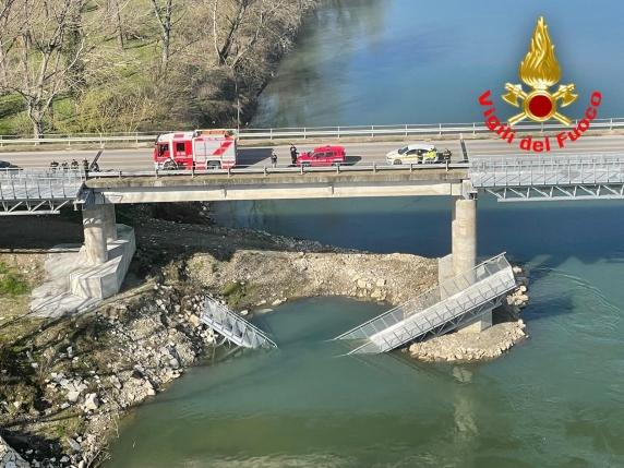 pierpi13's tweet photo. Viva salvini!
Maccastorna, Lodi, il ponte pedonale pagato 4 milioni di euro (e atteso da anni) crolla prima di essere aperto: durante il collaudo è sprofondato nell'Adda. Il boato è arrivato fino alle case del paese. https://t.co/Yx0RbMynOR