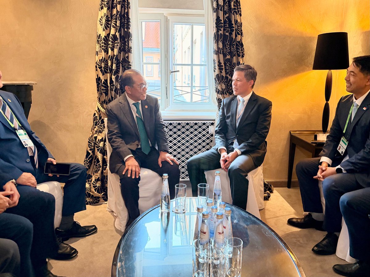 Semasa Munich Security Conference (MSC) 2026 juga, saya berpeluang mengadakan pertemuan dua hala bersama rakan sejawat dari Singapura, TYT Chan Chun Sing.

Malaysia dan Singapura mengulangi komitmen bersama untuk terus memperkukuh kerjasama pertahanan dua hala, selari dengan