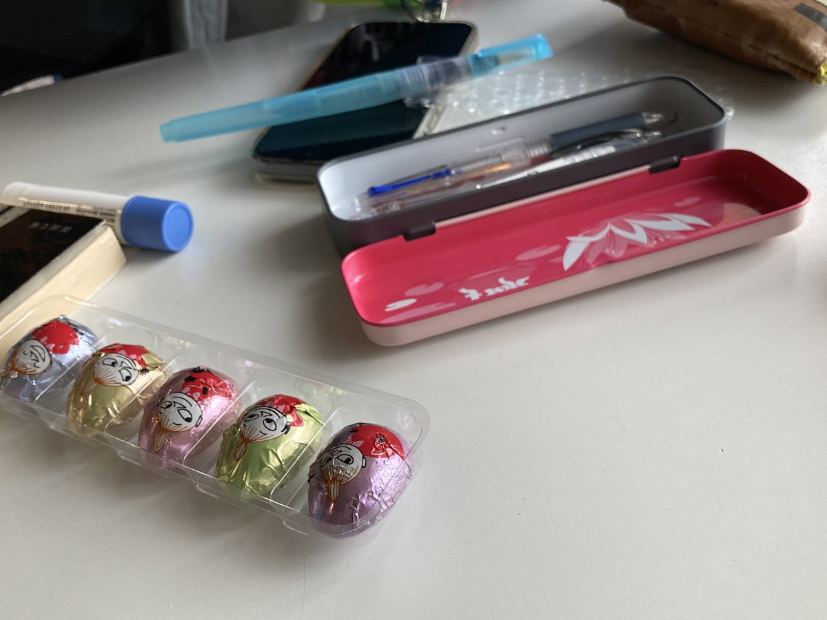 友人にチョコをあげたら早速缶に何が入るか試していてにっこり😊