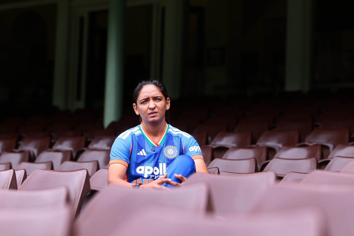BCCIWomen's tweet photo. 📍 Sydney Cricket Ground 

Captain Harmanpreet Kaur is geared 🆙 for the #AUSvIND Series Opener 🤩

#TeamIndia | @ImHarmanpreet https://t.co/x1XkrM5pIq