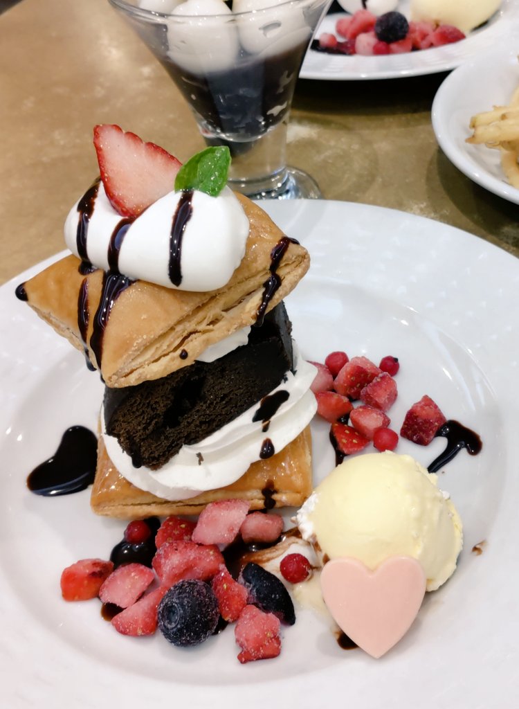 sayaka_aoki1019's tweet photo. ハッピーバレンタイン💖ココスの限定スイーツと白玉あずき～✨パイがサクサクでガトーショコラとの相性良かったです！白玉も大好きなので、和菓子洋菓子ポテトと、甘いしょっぱいの無限ループでした～🤣 https://t.co/IHHWyfqod5