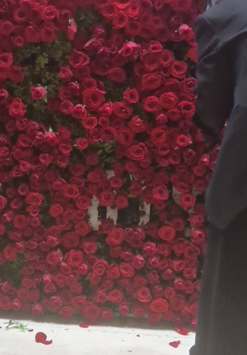 สรุปคือ ดอกกุหลาบมี7500 ดอก หลังดอกกุหลาบบังทันได้ซ่อนข้อความบางอย่างไว้ (ใช้กุหลาบปักเป็นข้อความ ทำให้บางดอกดึงออกมาไม่ได้)​ เมื่อดอกกุหลาบที่ดึงได้ถูกหยิบออกไปหมด ข้อความที่ซ่อนไว้ก็จะปรากฏ​ออกมา กรี๊ด ใครอยู่โซลตอนนี้ไปหยิบดอกกุหลาบด่วน อยากรุ้แล้วบังทันเขียนไรไว้ 😭😭