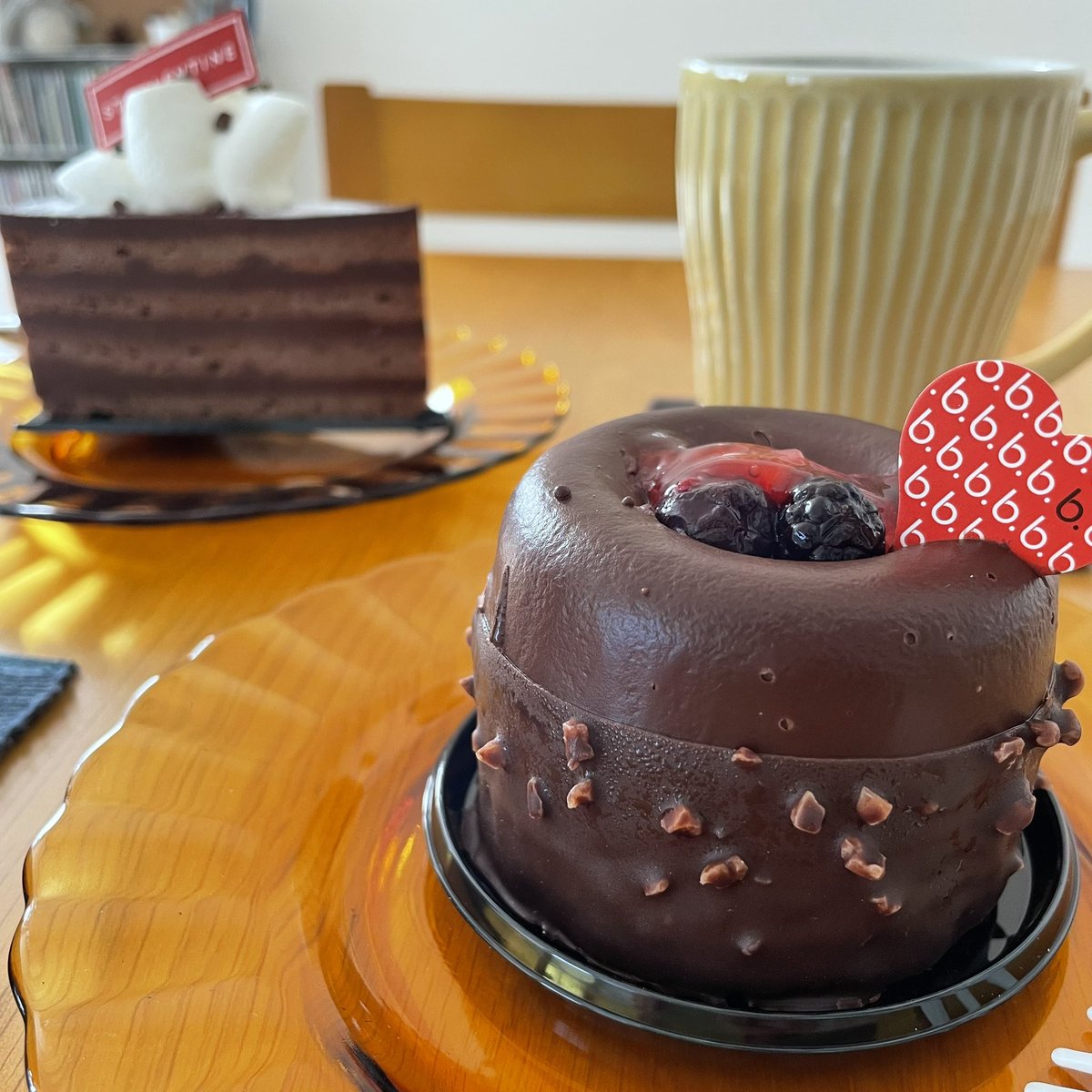 tsumikirecord's tweet photo. 相方からの #バレンタイン 第四弾🍫
benbeyaのチョコのケーキを一個半😚
最高に美味しかったですなぁ😋(浩太)
*
はみがきソング(オリジナル)〜指慣らし
https://t.co/MVYyPG6iVg
*
#つみきレコードのコーヒーブレイク #コーヒー #coffee #べんべや #benbeya #ノア #クーシュドショコラ https://t.co/lhzfKiDN6F