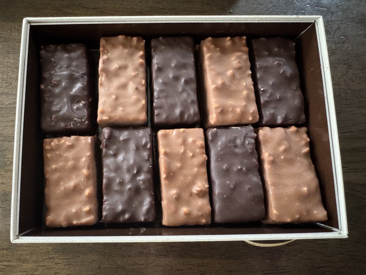 DreamKuru's tweet photo. サロンデュショコラで買ったラヴィエルショコラのこのチョコが美味しすぎる🤤🩷
疲れた日も、これ食べると元気が出る🍫✨
甘いものって、やっぱり幸せをくれるね…☺️
バレンタインに自分チョコ食べてるという🤣🤣 https://t.co/MHZXGTldnT