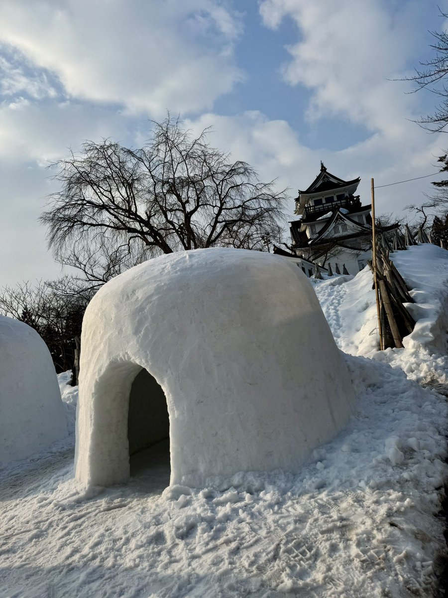 横手城のかまくらを観に。 川沿いや公園にミニかまくら作られてるの