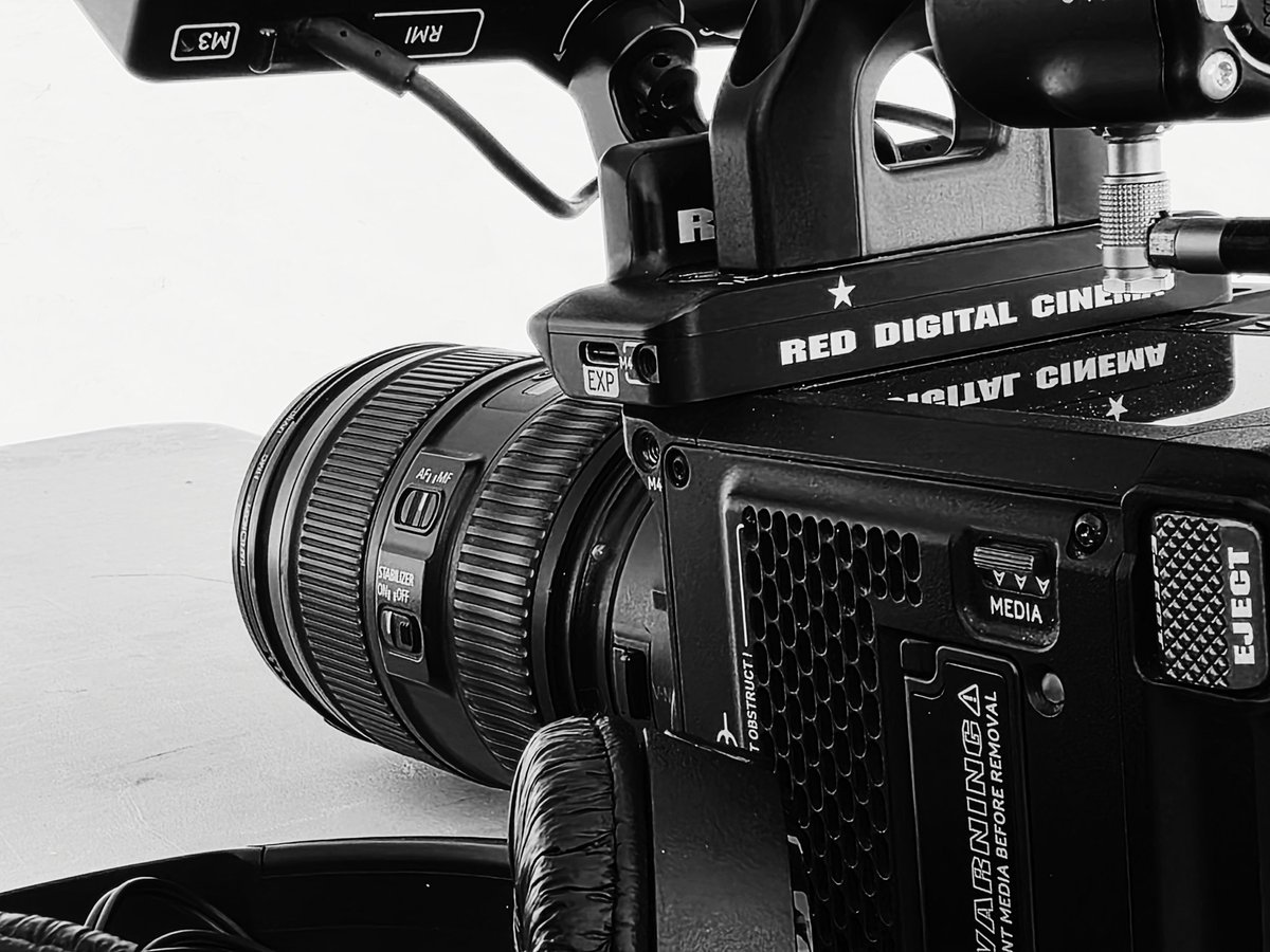 iamdavidvar's tweet photo. Red and the desert #uae #redcamera https://t.co/CVwJLTb8qc