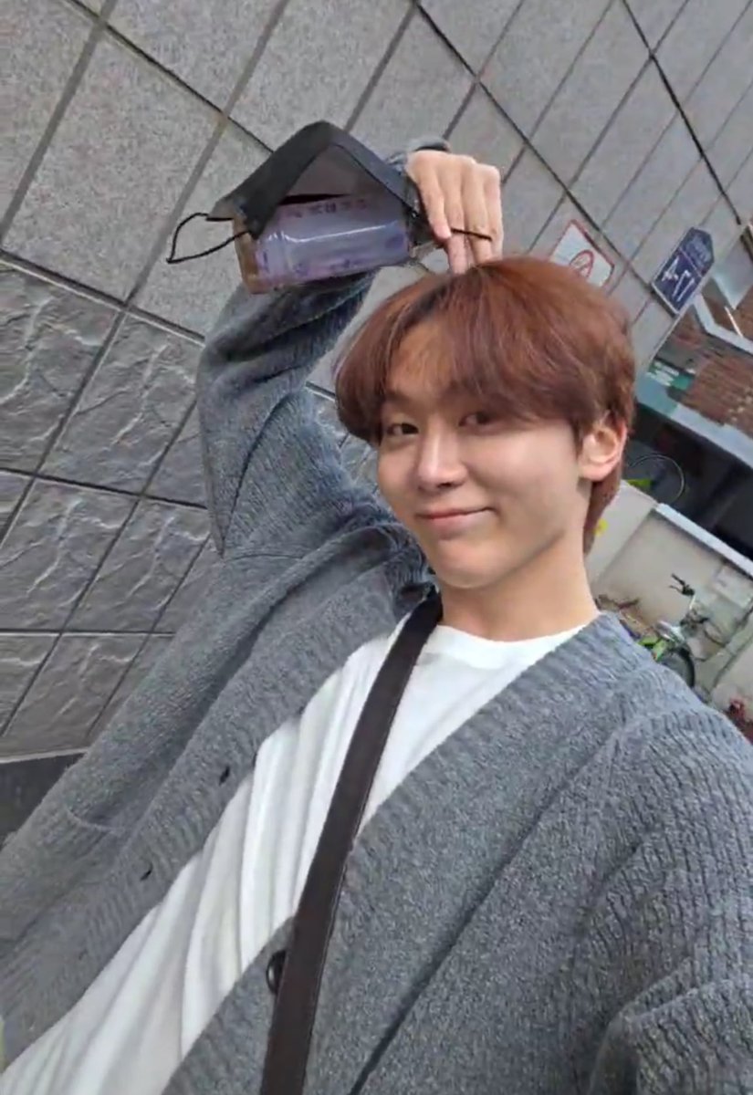 wonubliss's tweet photo. seungkwan photo time 🩶📸 https://t.co/Vya5rJqCM9