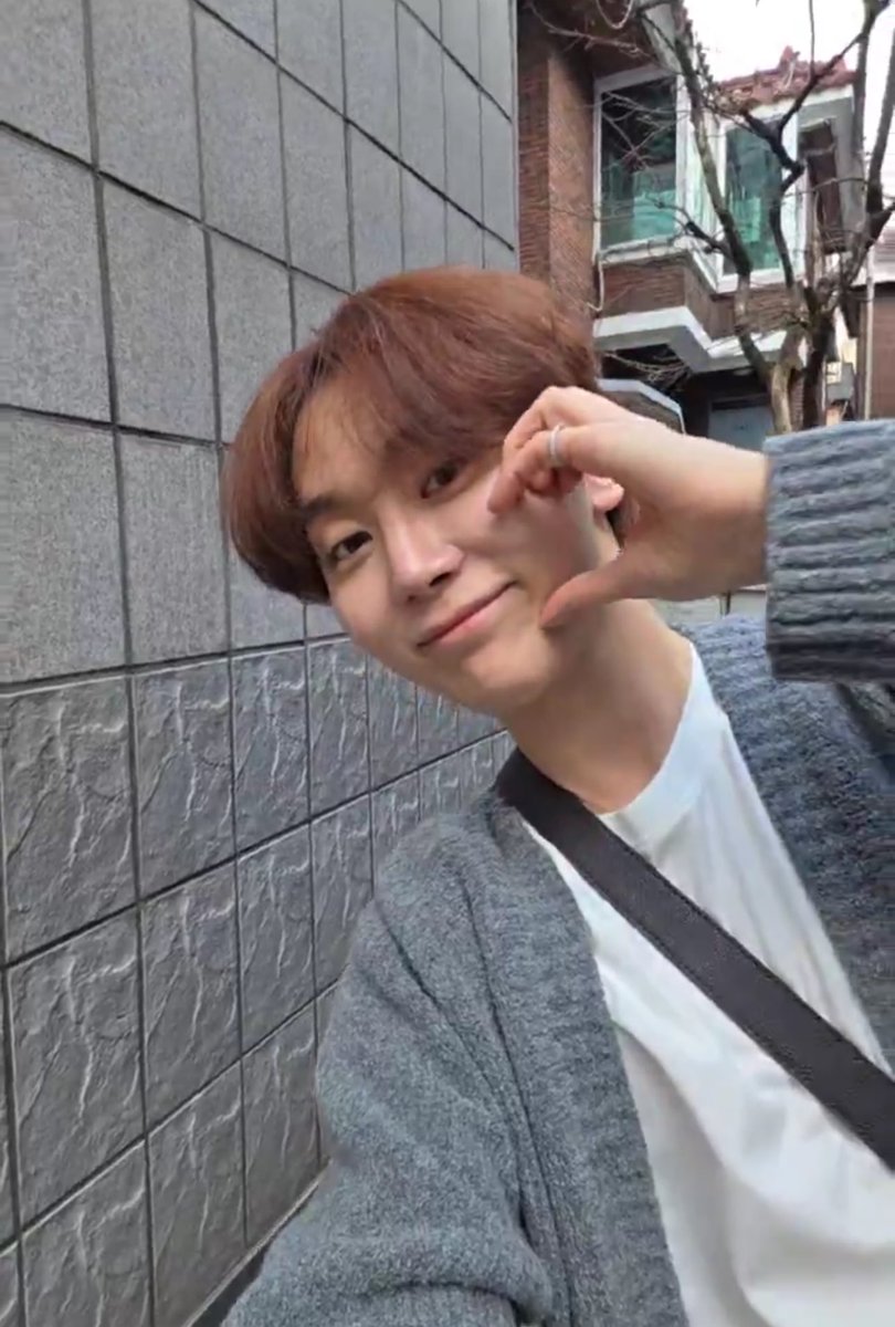 seungkwan photo time 🩶📸