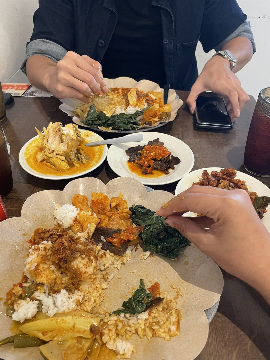 thishrocks's tweet image. us malaysians eating indonesian food with our hands in solidarity against knetz.