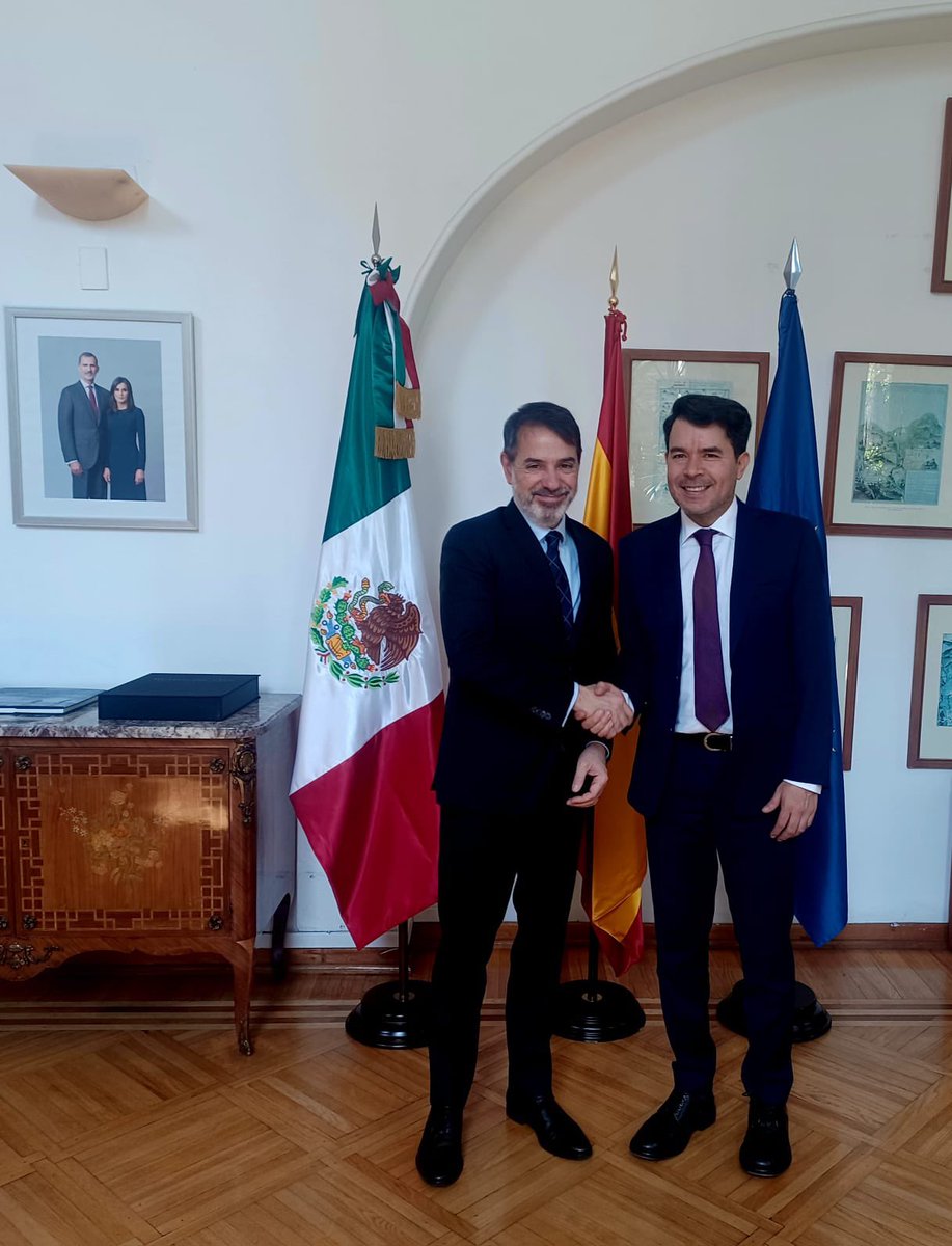 Excelente reunión de trabajo entre el embajador de España 🇪🇸 y el subsecretario de Derechos Humanos, Población y Migración de México 🇲🇽 , Félix Arturo Medina <a href="/arturomedinap/">Arturo Medina</a> , para abordar asuntos prioritarios y de interés común en nuestras respectivas agendas.