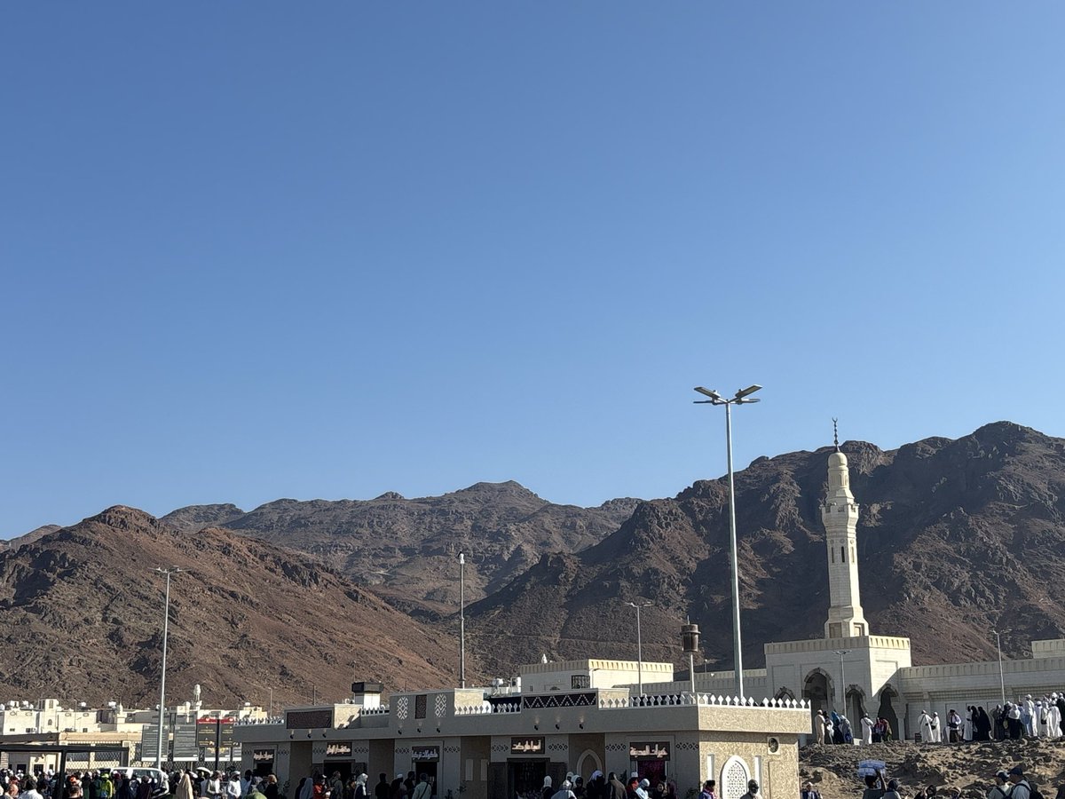 Allah's Messenger (ﷺ) cast a glance at Uhud and said: “Uhud is a mountain which loves us and we love it” (Sahih Muslim 1393)