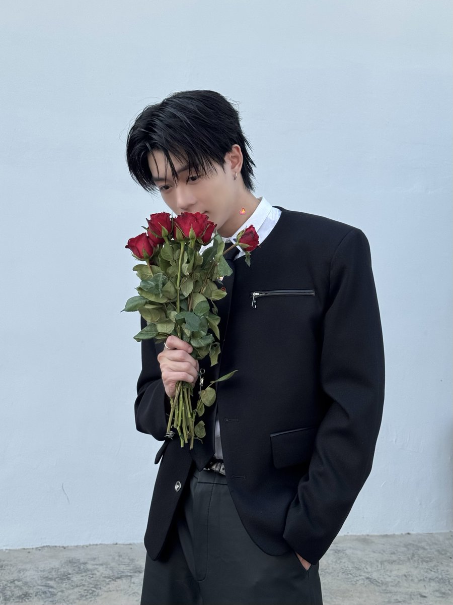 🕷️🌹⛓️🖤

#PIDEmonthapoom #NEWCHAYAPAK
#GELBOYS
#LOOKE