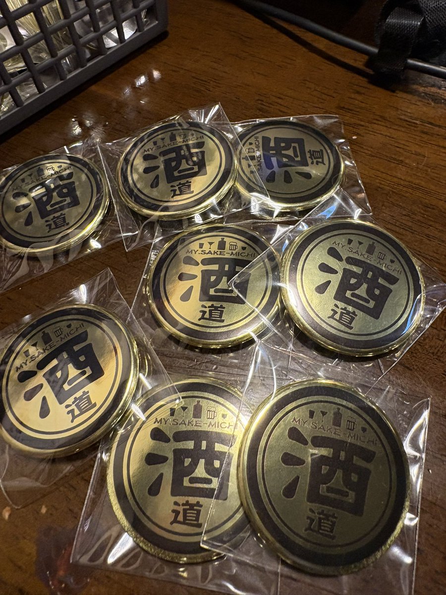 sakemichi1970's tweet image. 本日と明日日曜ゆんるりモード14:00開店
22:30まで　ラストオーダー22:00予定

★復活！★
フォロワー様限定企画
ご来店時にスタッフに声掛けして
「バッチください」で
ゴールデン酒道バッチ
プレゼント🎁

ゲッチュしてください〜
#元祖立ち飲み屋なおちゃん
#ワタシノサケミチ
#サントリー
#川﨑の