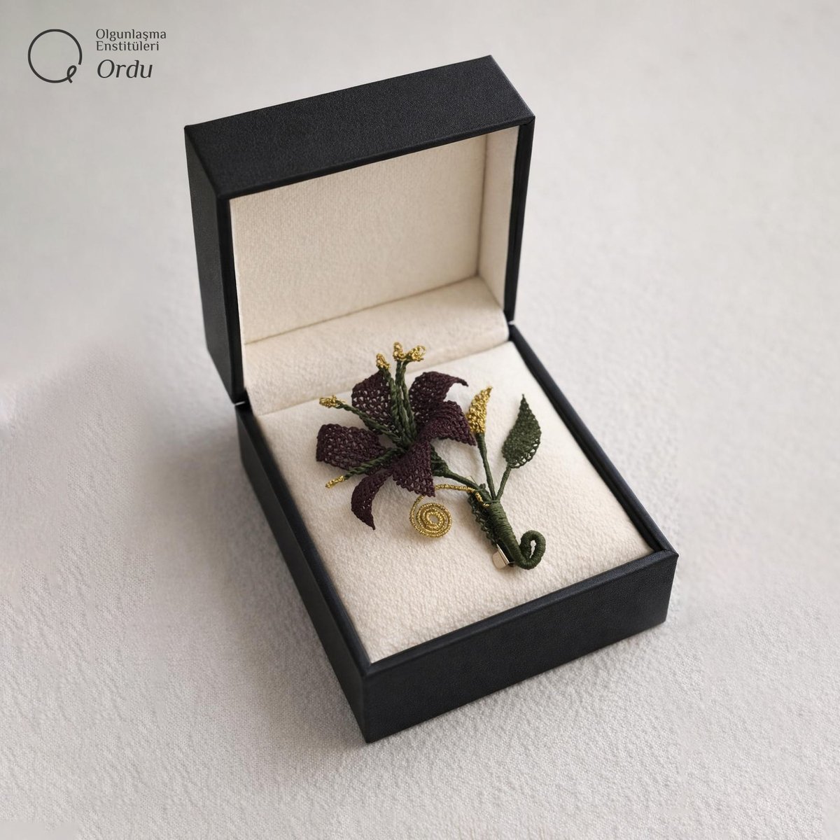 Geçmişten günümüze aktarılan iğne oyası geleneğini, estetik ve özgün yorumlarla yaşatmaya ve gelecek nesillere aktarmaya özenle devam ediyoruz.

#OrduOlgunlaşmaEnstitüsü #İğneOyası #Çiçek #GelenekselSanatlar

<a href="/tcmeb/">Millî Eğitim Bakanlığı</a> <a href="/Yusuf__Tekin/">Yusuf Tekin</a> <a href="/CelileErenOKTEN/">Celile Eren ÖKTEN</a> <a href="/mebhbogm/">MEB Hayat Boyu Öğrenme Genel Müdürlüğü</a> <a href="/cengizmete/">Cengiz Mete</a>