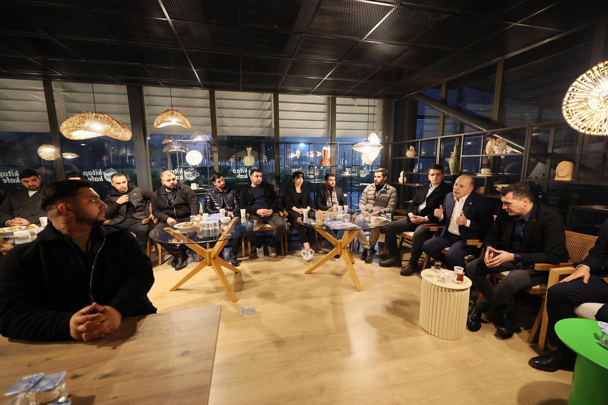 CHP Yüreğir İlçe Gençlik Kolları’mızın düzenlediği programda Kitap Kafe’de gençlerle buluştuk.

Gençlerle bol bol sohbet ettiğimiz bu güzel program için Yüreğir Gençlik Kollarımıza teşekkür ediyoruz.