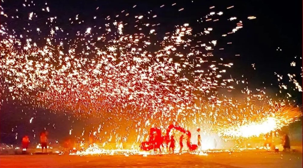 InZunyi's tweet image. #Zunyi is set to light up on March 3 with spectacular dragon and lion dances across the city to celebrate the #LanternFestival.

There's no better way to wrap up the holiday season than with this display of tradition and community spirit! #VisitZunyi #ChineseNewYear