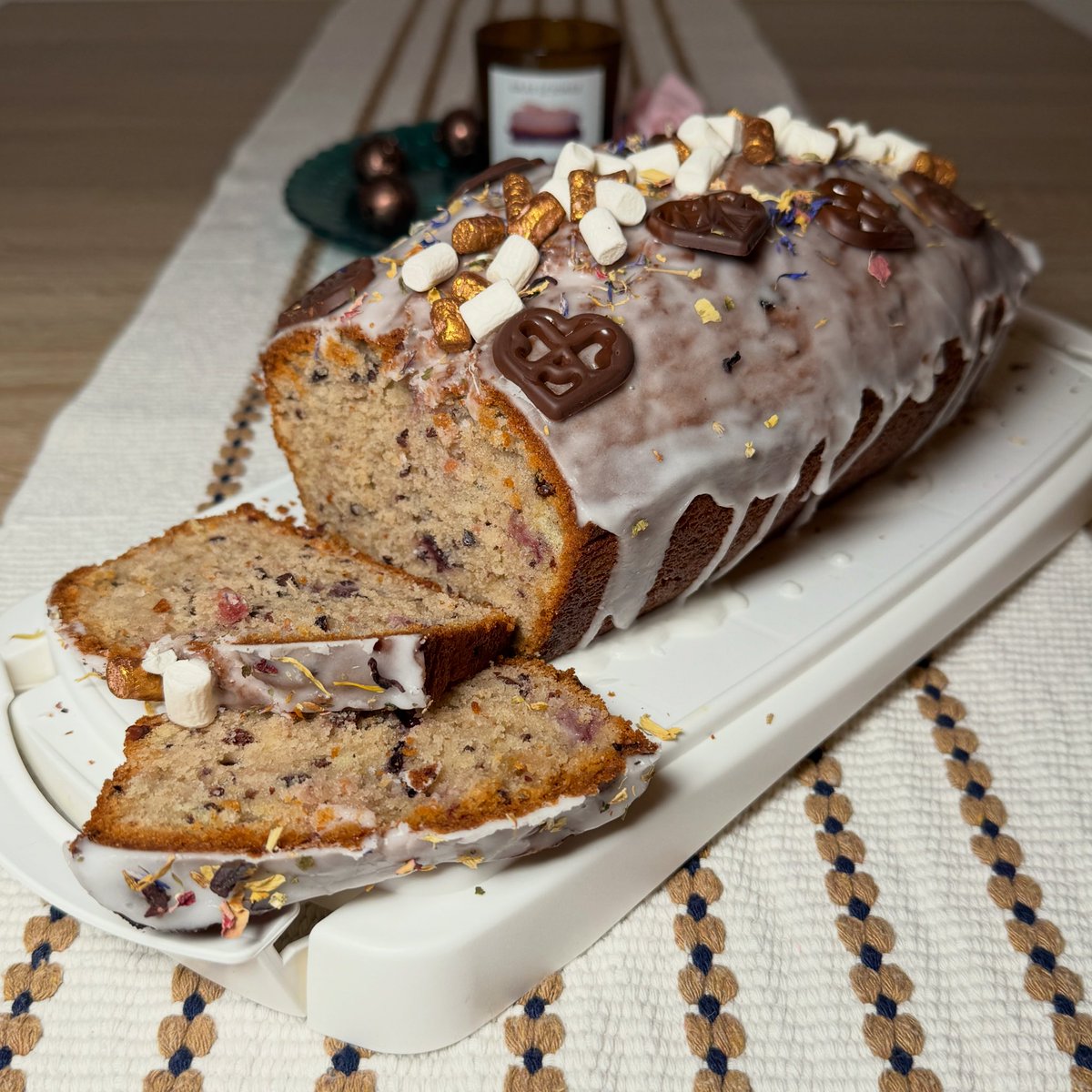 Valentinstag ist der perfekte Tag, um sich selbst mal so richtig zu verwöhnen. Gönn dir ein Stück Liebe – oder gleich den ganzen Kuchen! Mein neues Rezept für den Kastenkuchen mit Kakao Nibs und Beeren findest du hier: youtu.be/AhwQttEwdng?si… ☕️💌 #ValentinesDay2026 #kastenkuchen