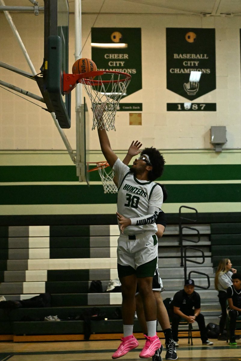 huntermom51's tweet photo. Varsity Boys Basketball gets the win over Chavez 57-45. Quarterfinals will be Wednesday vs Monroe at Canoga 7pm 
#HunterPride @CPHSBBasketball @CIFLACS @VMLeague_  @latsondheimer @ErikSarni1 @LAVarsity @Tarek_Fattal  @pollonpreps https://t.co/HhYJDKipJk