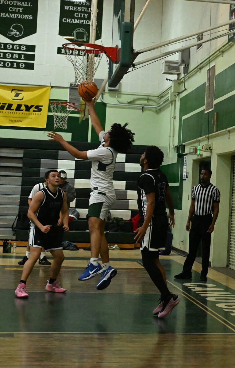 huntermom51's tweet photo. Varsity Boys Basketball gets the win over Chavez 57-45. Quarterfinals will be Wednesday vs Monroe at Canoga 7pm 
#HunterPride @CPHSBBasketball @CIFLACS @VMLeague_  @latsondheimer @ErikSarni1 @LAVarsity @Tarek_Fattal  @pollonpreps https://t.co/HhYJDKipJk