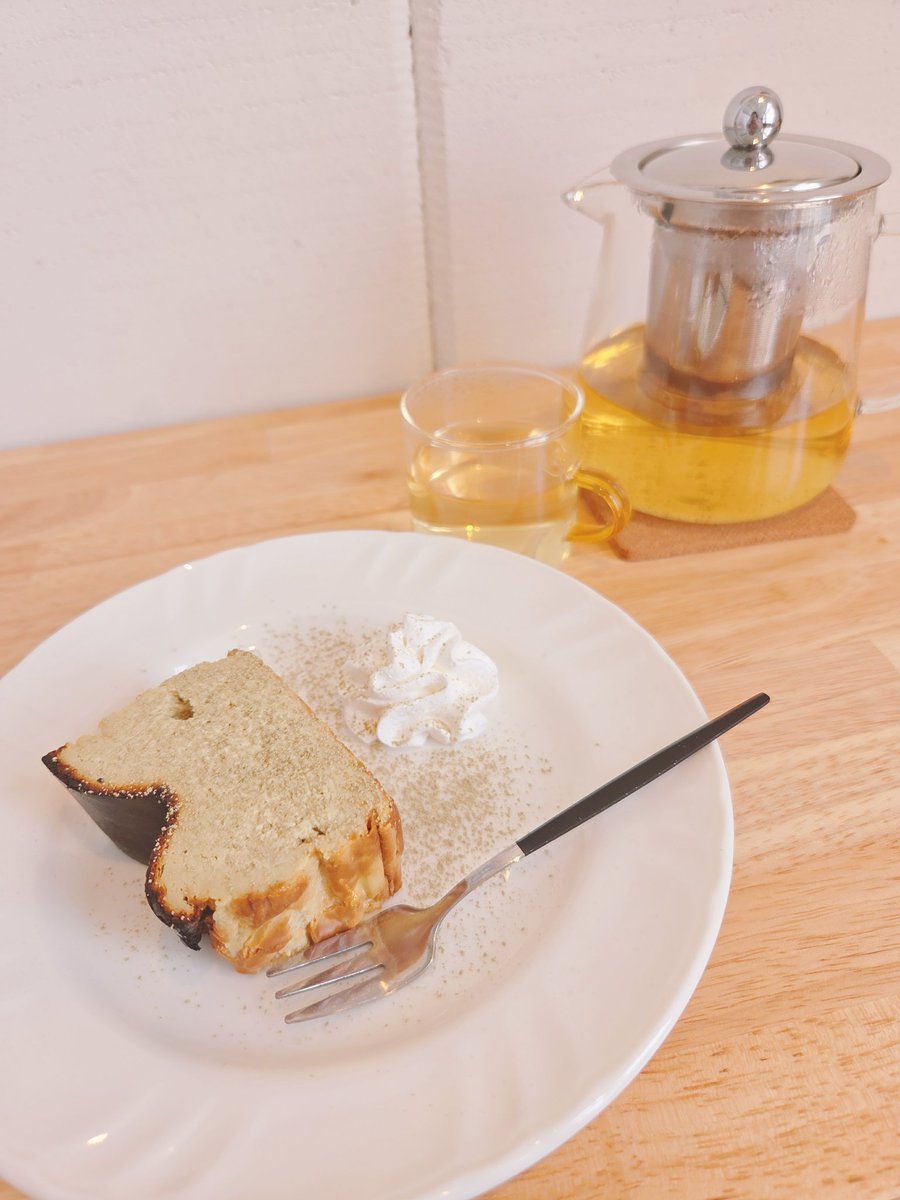 うますぎる、
よもぎバスクチーズケーキとハーブティー