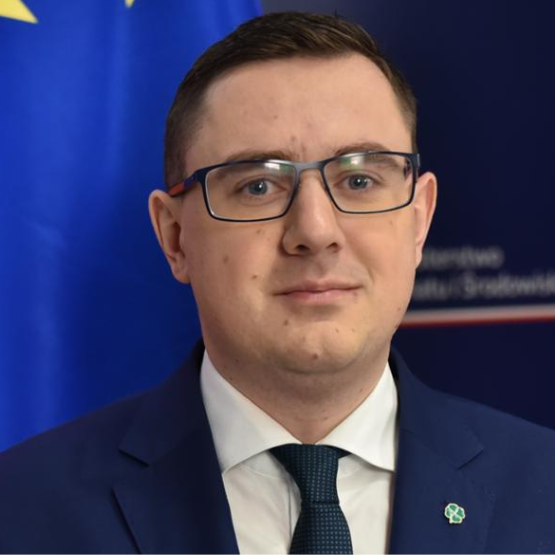 Miłosz Motyka, lat 33, facet, który nigdy nie pracował w normalnym zawodzie tylko był działaczem, minister energii w trzecim rządzie Tuska, żonaty z Ukrainką. 
Takie kadry ma Tusk! 
Czy oni naprawdę mogą nas godnie reprezentować.