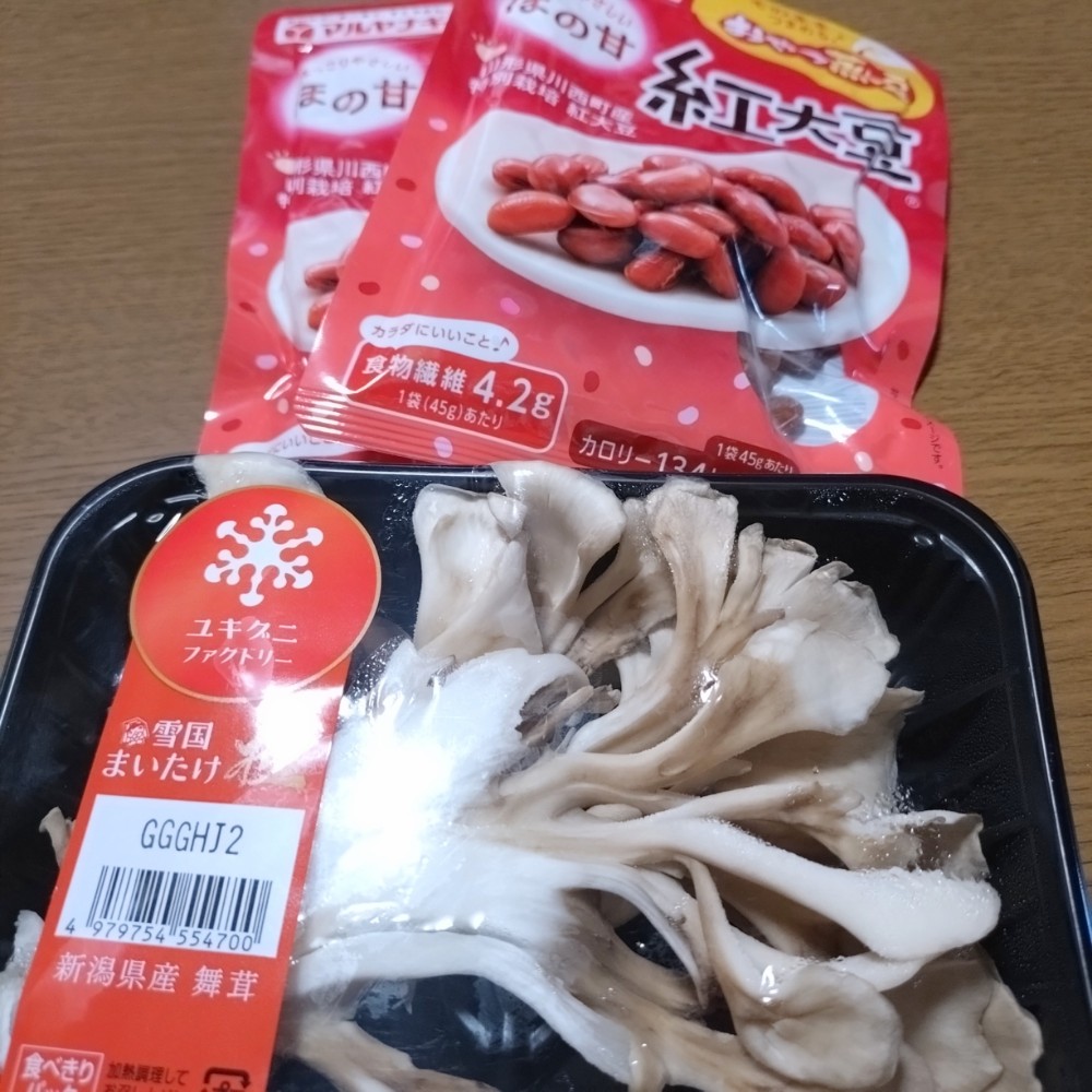 マルヤナギさんの紅大豆と舞茸を使って、即席おかず豆を作りました
乾燥エビも入れて、甘辛い仕上がりになりました😋