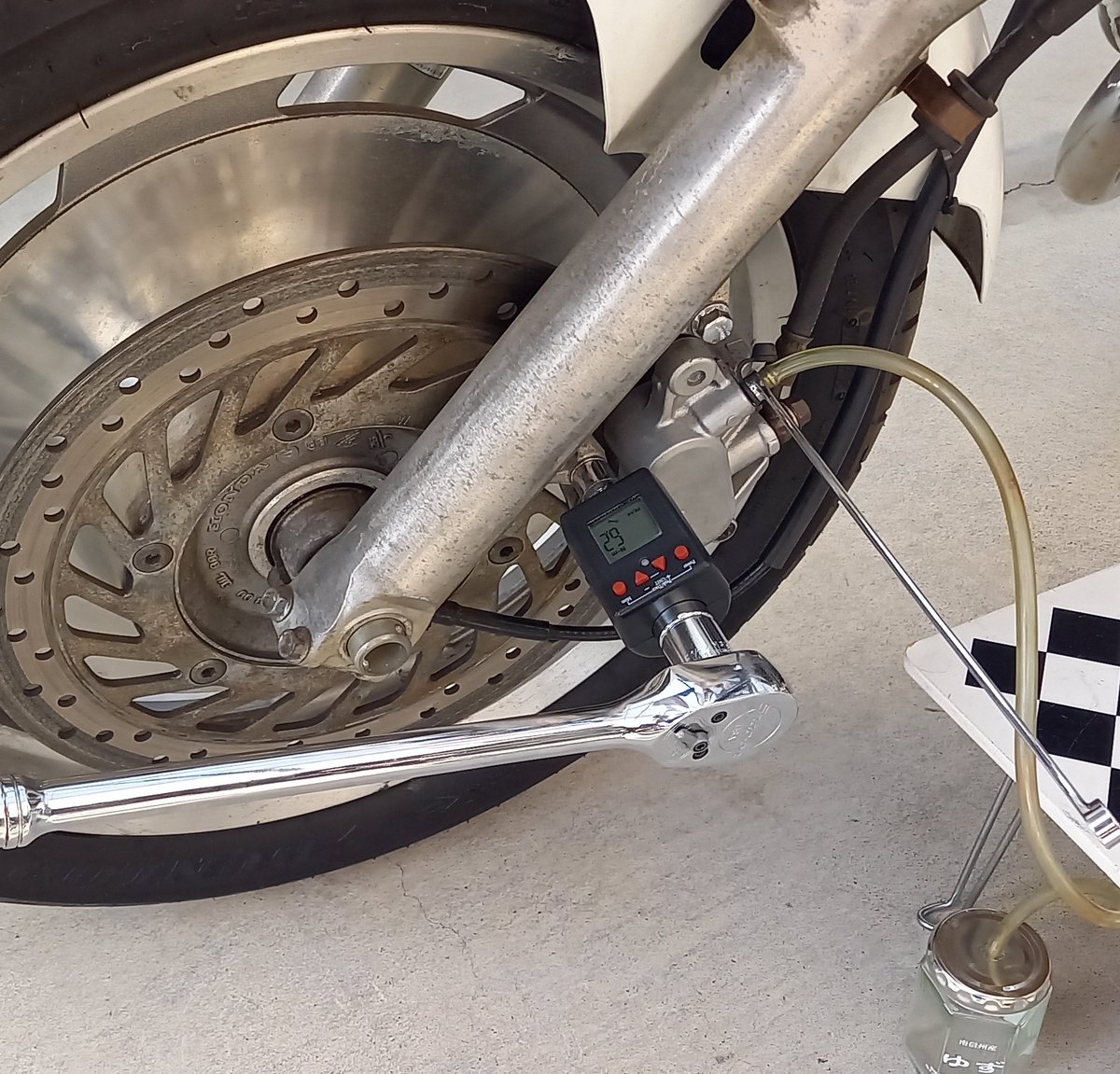 minawara296's tweet image. 【マグナ250レストア記】

久しぶりにマグナをいじれました‼️

正月早々外したブレーキキャリパーを無事装着！
エア抜きを終え、動作好調♪

しかし、エンジンを掛けたところ、クーラント漏れが発生⁉️
やはり、ゴム類が劣化してますね。

#vtwin #MAGNA #マグナ #HONDA #バイク #アメリカン #レストア