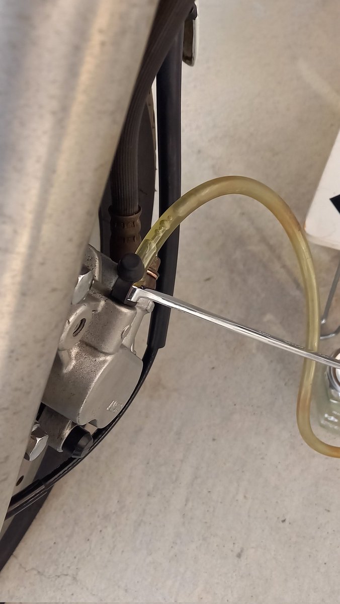 minawara296's tweet image. 【マグナ250レストア記】

久しぶりにマグナをいじれました‼️

正月早々外したブレーキキャリパーを無事装着！
エア抜きを終え、動作好調♪

しかし、エンジンを掛けたところ、クーラント漏れが発生⁉️
やはり、ゴム類が劣化してますね。

#vtwin #MAGNA #マグナ #HONDA #バイク #アメリカン #レストア