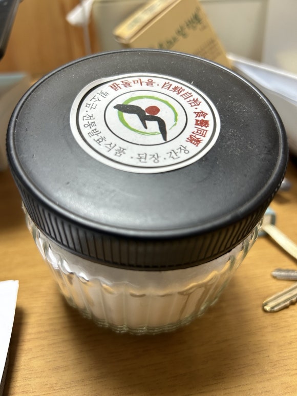 소금차는 염증을 해소하고 장을 청소하고 변비에 탁월하다. 용융 빛소금은 태양에서 오는 금속Na 빛처럼 1,000도에서 용융시켜 간수 중금속 화학 물질을 제거한 100% 순수소금이다. 최고 좋은 소금 (출처 : 도둑맞은 .. | blog.naver.com/khuknow/224183… 블로그) naver.me/5MvodxG0