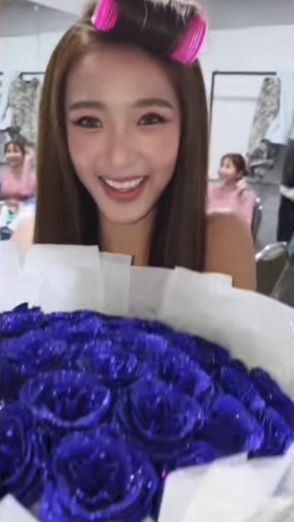 THIS IS SO ROMANTIC NAMTAM THE WOMEN YOU ARE

🗣️What color of rose would you give to your lover? 

❤️‍🩹: If it were me, I would like a blue rose.
🤍: Alright, I’ll buy it for you myself. It’s okay.

Namtan next day on valentines giving blue roses to film

#น้ำตาลฟิล์ม #namtanfilm