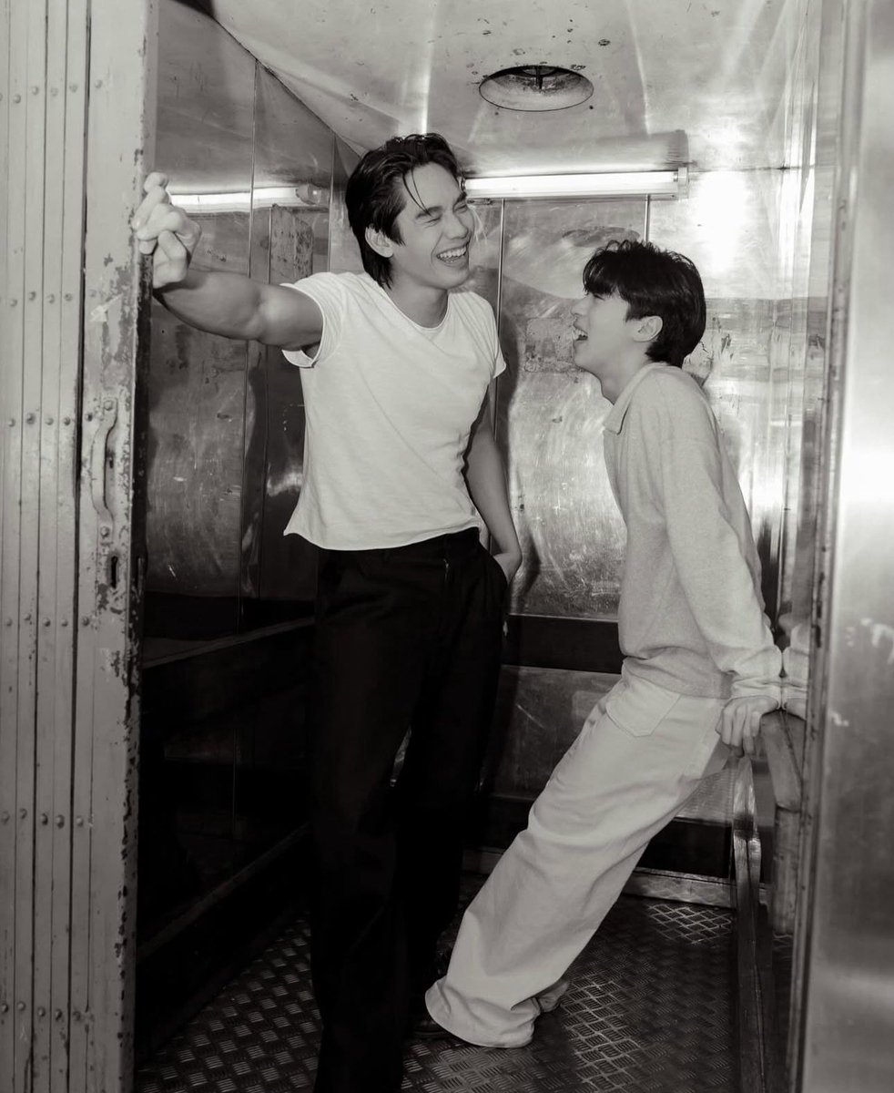 ths_roseii's tweet image. 🩶 : เรามาถ่ายรูปวันวาเลนไทน์กัน
🩵 : อยากถ่ายหรอ แล้วจะถ่ายที่ไหนอ่ะ 
🩶 : เป็นที่บ้านดีปะ 
🩵 : อืม ก็ดีนะ ถ่ายที่ลิฟต์กริงกอตส์ไง คิดว่าน่าจะสวย 
//🌚🌝 #เงินโอ๊ต #NgernOat