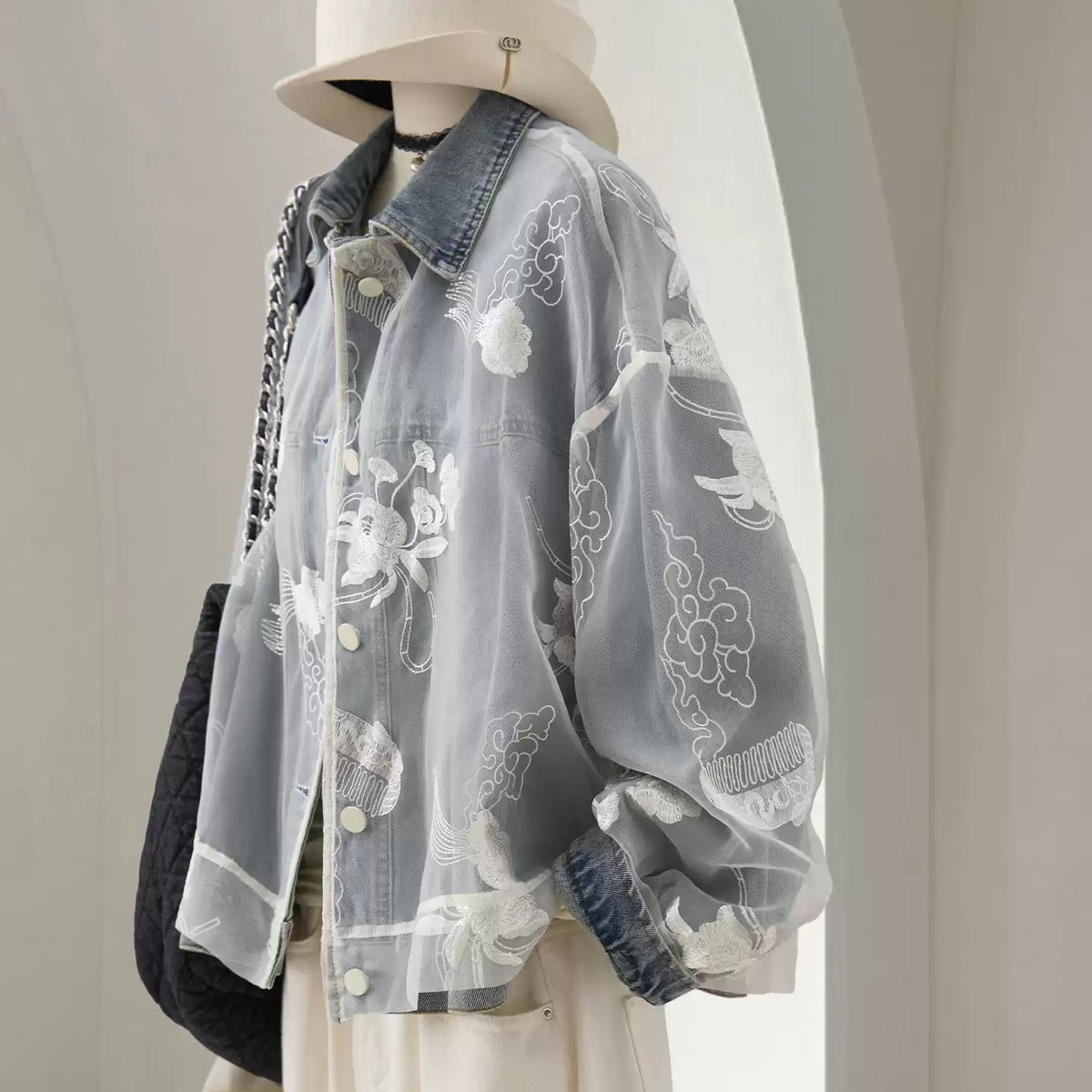 🌹刺繍つきのシアー素材が重なったデニムが入りました

花透し 刺繍デニムジャケット
sanngai.myshopify.com/products/flora…
