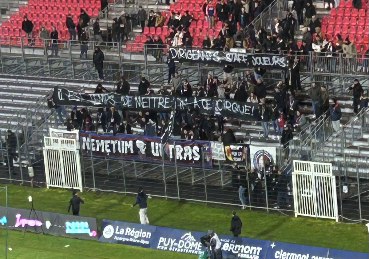 Hier, défaite 1-2 face à Rodez. Quand les ultras du Clermont Foot ⚽️ ne sont pas contents !