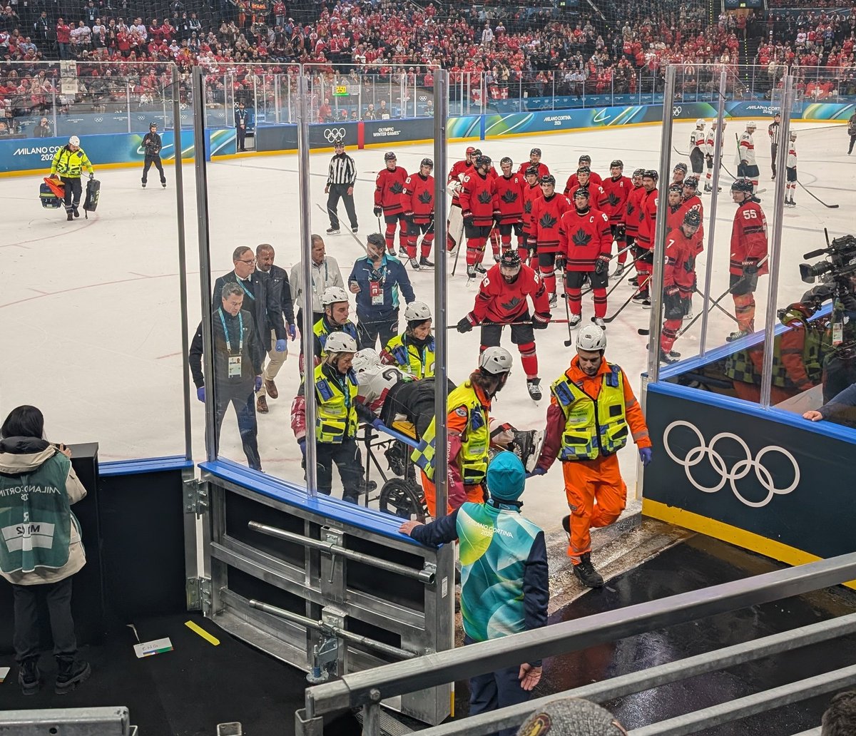 Quand Drew Doughty vient soutenir un son coéquipier des <a href="/LAKings/">LA Kings</a> 

When Drew Doughty came to support his LA Kings team mate

#MilanoCortinaOlympics2026 #cansui #Hockey