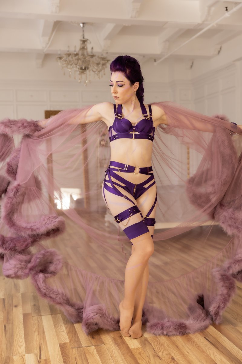 chompy gigante 🎃💜 #caitvi tweet media